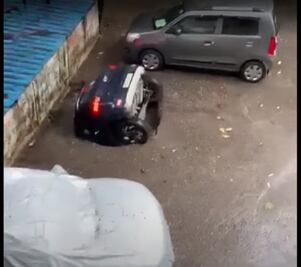 Momento en el que un socavón en la India se traga un auto por completo