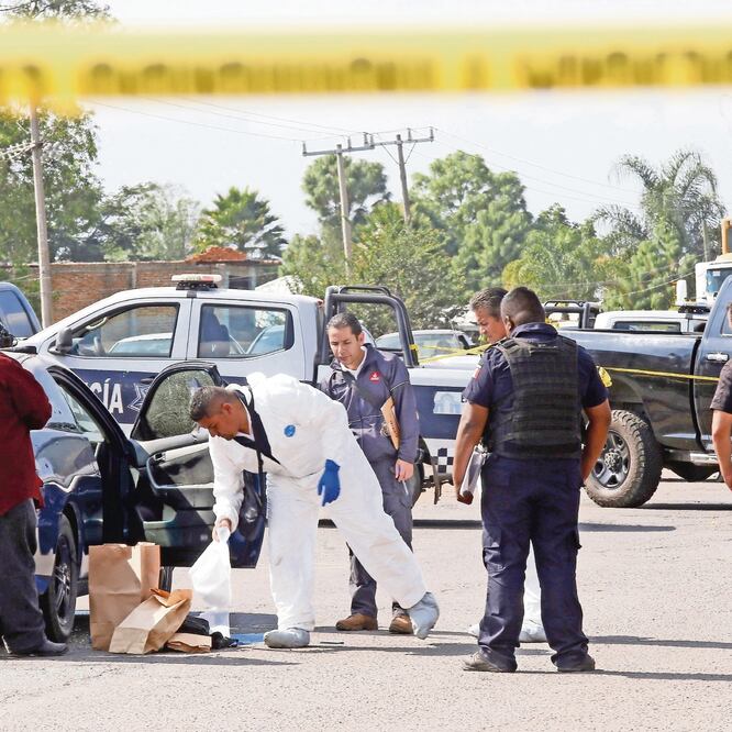 Peritos ministeriales trabajan en la zona donde un grupo armado asesinó ayer al director operativo de la Policía del municipio de El Salto y dejó herido a uno de sus compañeros. Foto: FRANCISCO GUASCO. EFE