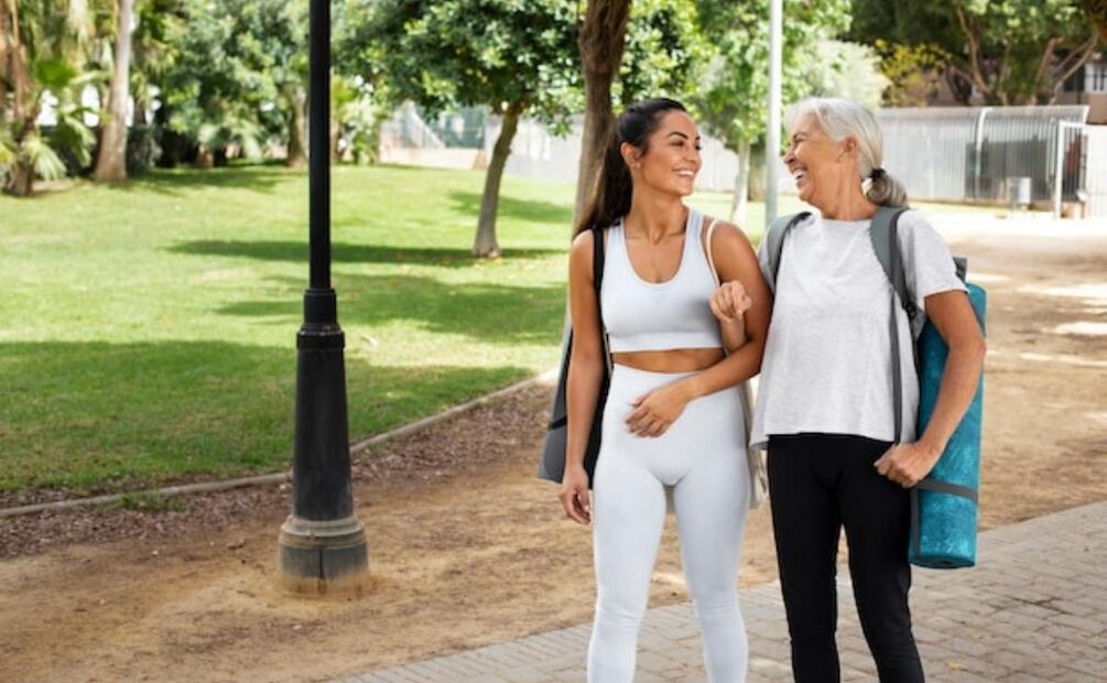 Caminar es una práctica sencilla con efectos profundos en nuestra salud y felicidad. Fuente: Freepik.