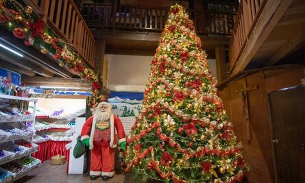 Desfile navideño y una villa de Santa en el pueblo de Tlalpujahua