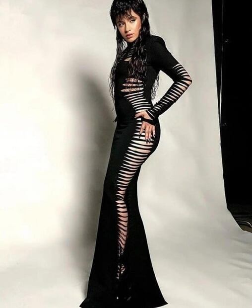 Camila Cabello luce el vestido cut out más hot de la temporada