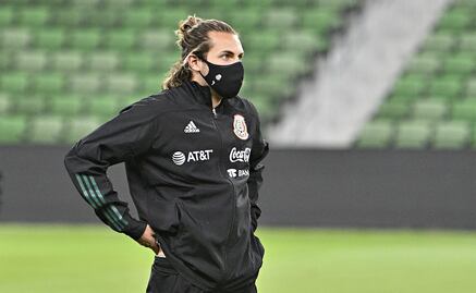 Santiago Giménez regaló 50 comidas hechas por él a personas en las calles