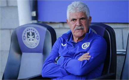 Ricardo Ferretti mete en problemas al Estadio Azteca por fumar en partido 