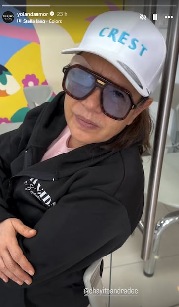 Yolanda Andrade reapareció en redes hace unos días. La conductora padece Esclerosis Lateral Amiotrófica (ELA), una enfermedad neurodegenerativa, progresiva e incurable que afecta las neuronas motoras, provocando debilidad muscular severa, dificultades para hablar y movilidad reducida.