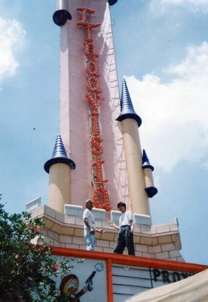 La estética de “castillo de cuento de hadas” que ofrecía el cine Lindavista iba desde sus pequeñas torres al estilo de “Rapunzel” hasta la tipografía, que por sí sola recuerda a la de los viejos libros de cuentos que también llegaron al cine, siendo el inicio de títulos como “La Bella Durmiente” y “Shrek”. Foto: Colección Rubén Armenta.