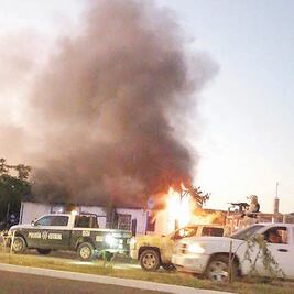 Incendian vivienda con familia adentro