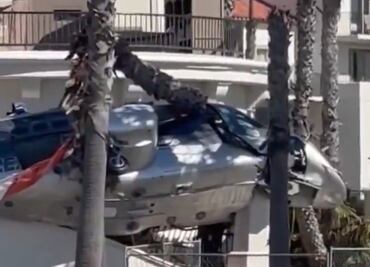 Accidente de helicóptero en Huntington Beach, California, deja cinco heridos; aeronave cayó sobre la Pacific Coast Highway