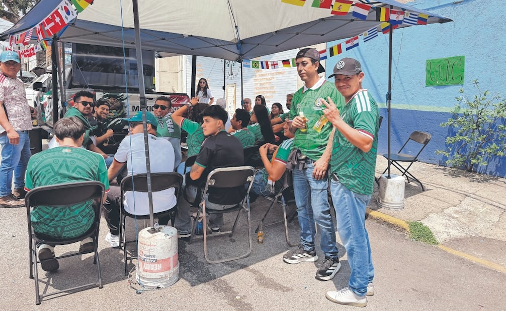 Vecinos de Santa Úrsula, en Coyoacán, montaron televisiones en la calle para ver el partido. Foto: Arturo Ordaz/ EL UNIVERSAL