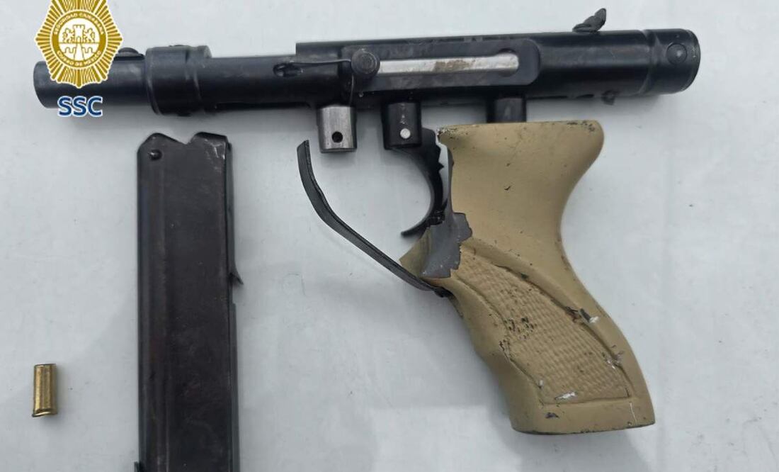 Arma asegurada a menor relacionado con el intento de asalto a un ciudadano que acudió a la alcaldía Gustavo A. Madero (25/06/2025). Foto: Especial