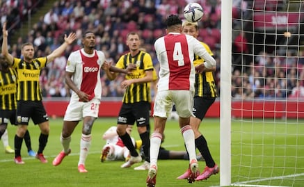 Edson Álvarez anota en la goleada del Ajax al Vitesse