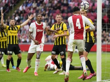 Edson Álvarez anota en la goleada del Ajax al Vitesse
