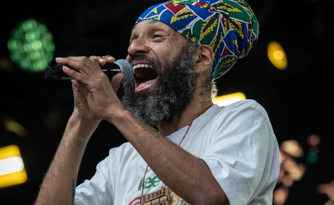 El cantante de 60 años fue acusado de violencia por su expareja, la cantante Alika. Foto: Instagram