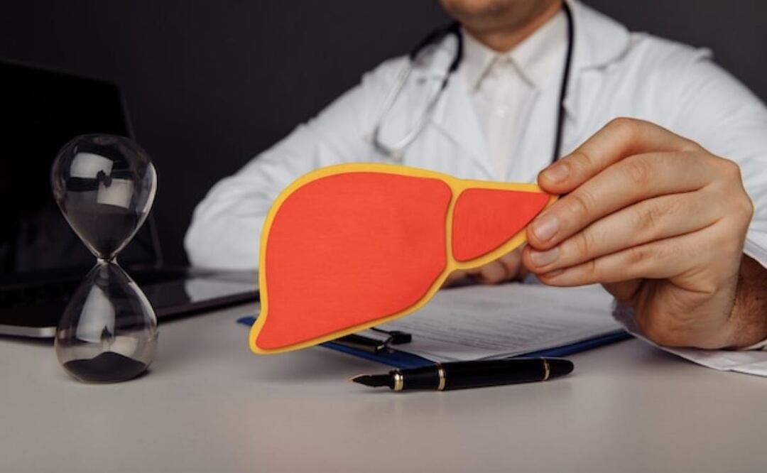 El Dr. Saurabh Sethi, especialista en hígado de Harvard, revela su método natural para desintoxicar el hígado. Fuente: Freepik.