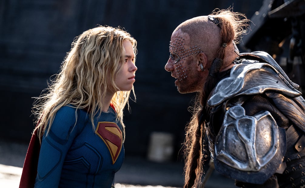 Esta imagen, difundida por Warner Bros. Pictures, muestra a Milly Alcock (izquierda) y a Matthias Schoenaerts en una escena de "Supergirl". 
Warner Bros. Pictures via AP.