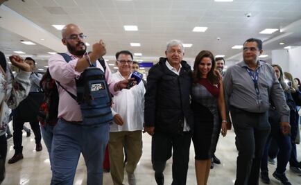 Evita personal de aerolínea que AMLO se moje por lluvias en Cancún