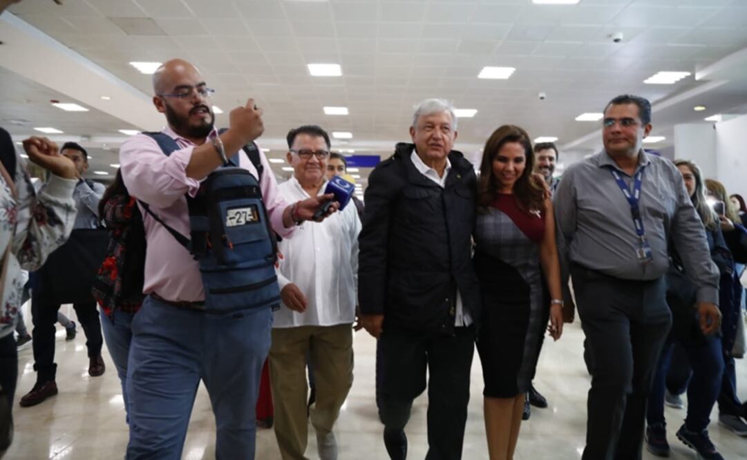 A su llegada a Cancún, Andrés Manuel López Obrador no pudo descender del avión por la fuerte lluvia. Por lo que tuvieron que bajarlo por uno de los túneles. Foto: Yadín Xolalpa/EL UNIVERSAL
