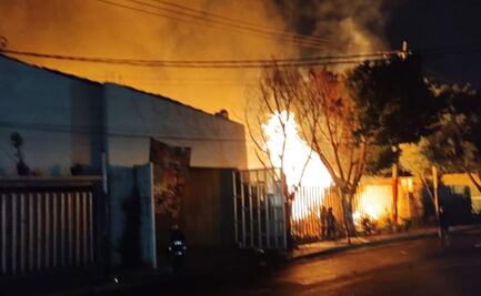 Evacúan a 500 personas por fuerte incendio en bodega de tarimas en Iztapalapa 