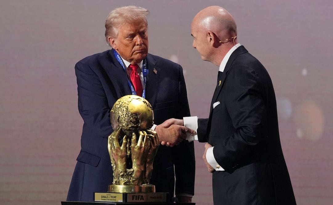 El presidente Donald Trump recibe el Premio de la Paz de la FIFA de manos del presidente de la FIFA, Gianni Infantino, durante el sorteo de la Copa Mundial de fútbol de 2026 en el Kennedy Center en Washington, el viernes 5 de diciembre de 2025. Foto: AP
