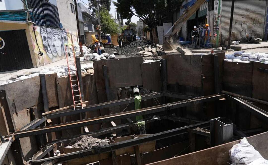 El secretario de Gestión Integral del Agua, José Mario Esparza, explicó que es necesario estabilizar el socavón con tablaestacas para que no se agrandara. Foto: Especial