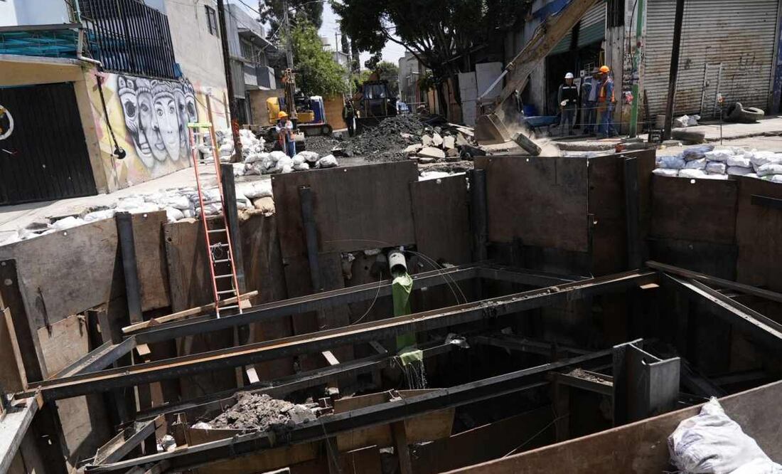 El secretario de Gestión Integral del Agua, José Mario Esparza, explicó que es necesario estabilizar el socavón con tablaestacas para que no se agrandara. Foto: Especial