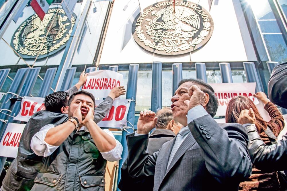 Los manifestantes pusieron sellos de “clausurado” frente a la entrada de la PGR (CUARTOSCURO)