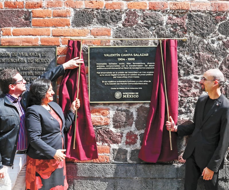 Irma Eréndira Sandoval (SFP) durante la develación de la placa en honor al líder ferrocarrilero y militante del Partido Comunista Valentín Campa. DIEGO SIMÓN SÁNCHEZ. EL UNIVERSAL
