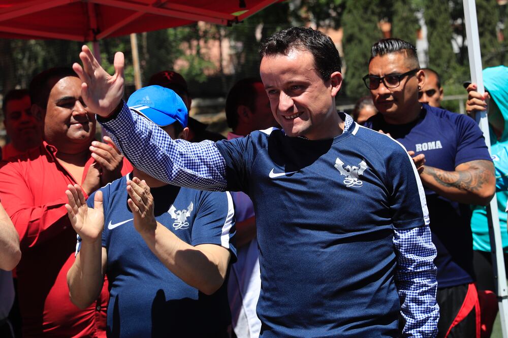 El aspirante del PRI por la jefatura de gobierno en la CDMX, Mikel Arriola sostuvo un encuentro de futbol con varias personas de la delegación Cuajimalpa (Foto: Irvín Olivares / EL UNIVERSAL)