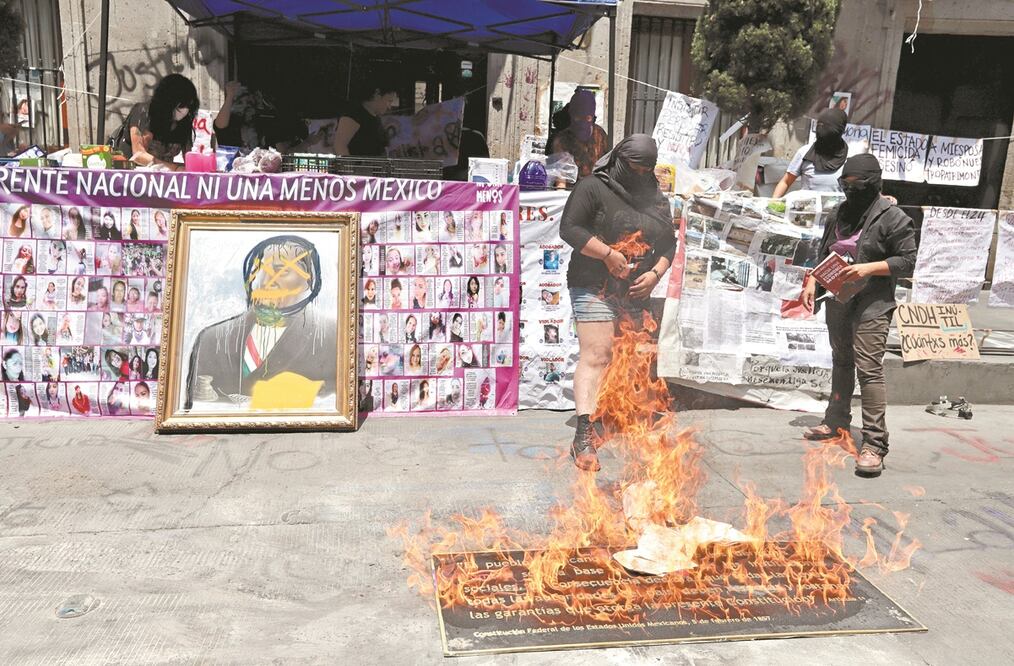 Feministas que tienen en su poder la CNDH en Cuba 60 prendieron fuego a carteles y acrílicos. Foto: BERENICE FREGOSO. EL UNIVERSAL