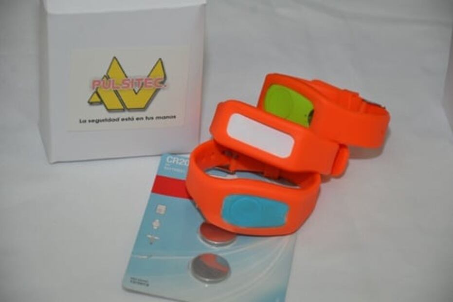 Female students create anti-kidnap wristband in Mexico