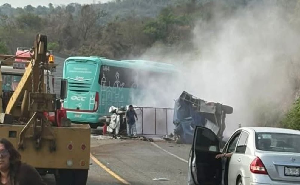 Accidente en carretera Transístmica deja seis muertos; chocan autobús de pasajeros, camioneta y trimoto en Oaxaca. Foto: Especial