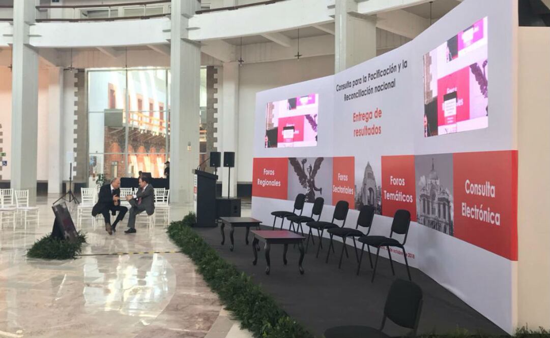 El próximo secretario de Seguridad Pública, Alfonso Durazo Montaño al fondo en el escenario donde se llevará a cabo el acto. FOTO: @AlfonsoDurazo