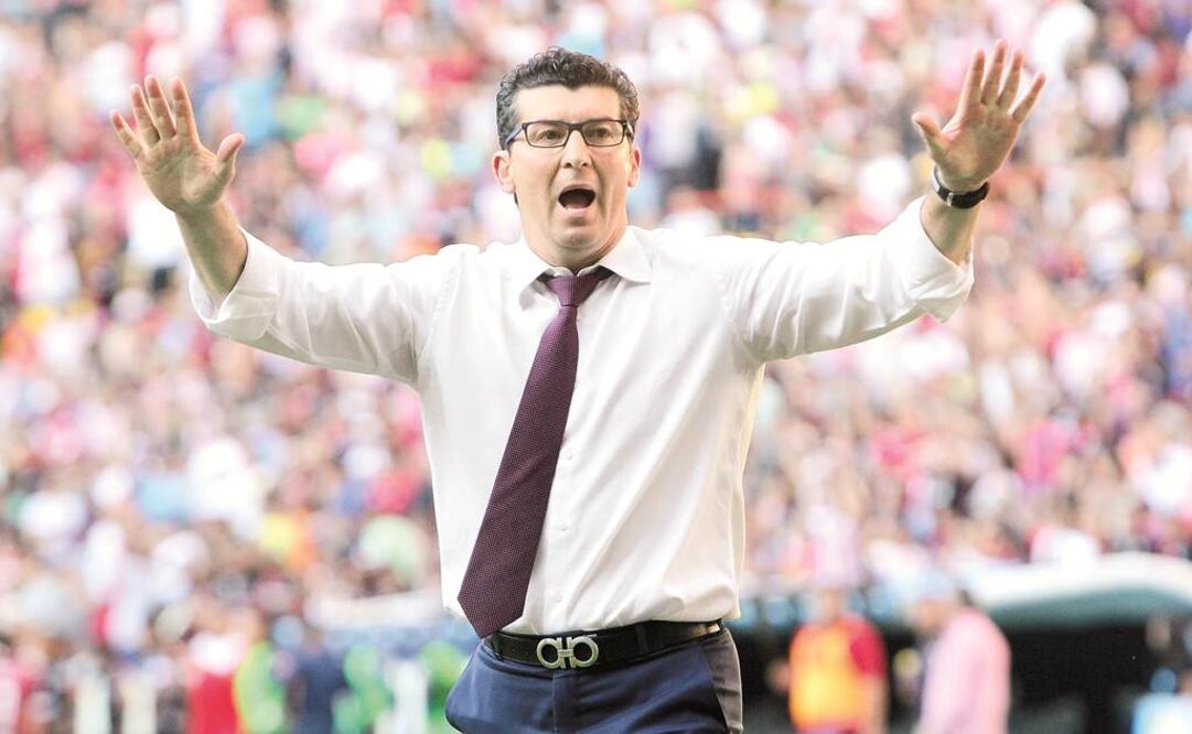 José Manuel de la Torre, entrenador del Rebaño Sagrado, advierte que si el ex jugador de Tigres se niega a venir, no buscarán a otro delantero para el torneo.