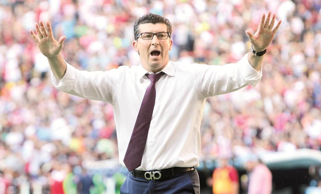 José Manuel de la Torre, entrenador del Rebaño Sagrado, advierte que si el ex jugador de Tigres se niega a venir, no buscarán a otro delantero para el torneo.