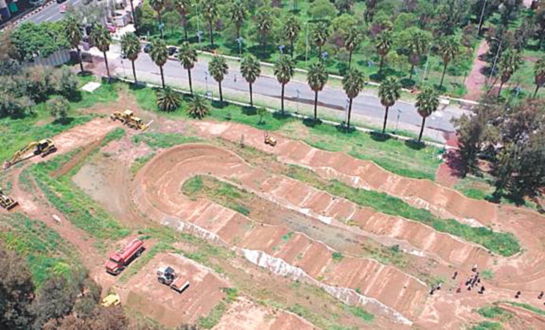 Otro espacio que se quedó “a medias” es el que se destinaría a una pista para bicicleta de montaña y donde incluso hay maquinaria, dijo Quintero. ESPECIAL