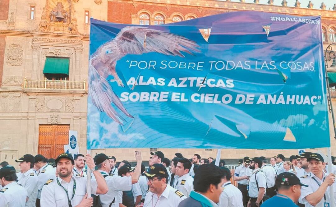 El pasado martes, pilotos y personal de aviación protestaron en el Zócalo capitalino contra la propuesta de cabotaje del Presidente.