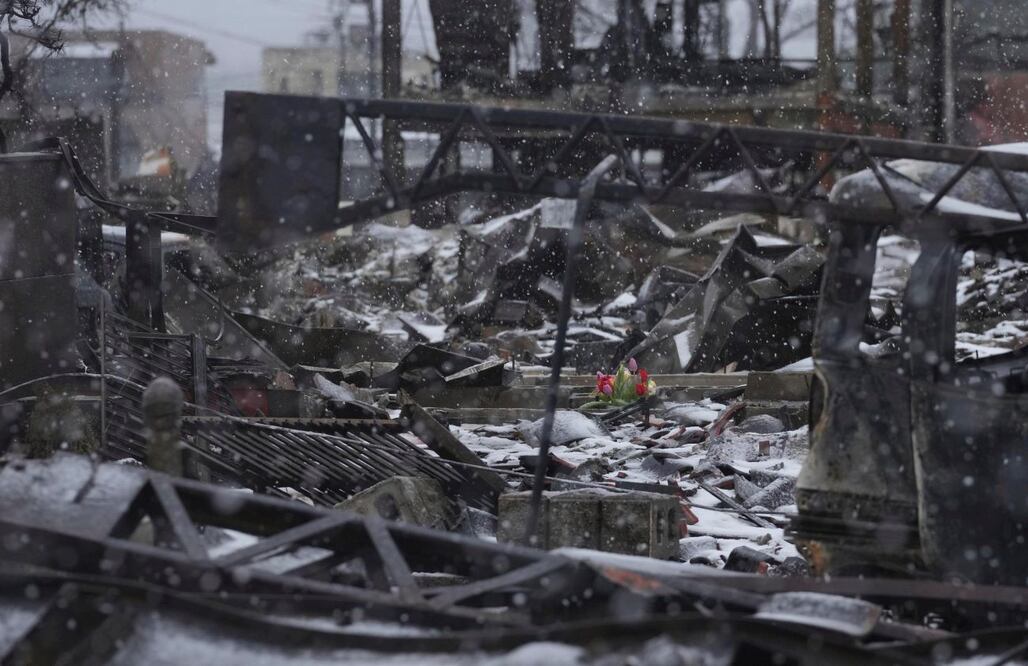 Tulipanes fueron colocados sobre los escombros de los edificios caídos, en un mercado de Wajima, prefectura de Ishikawa, que se incendió tras el terremoto que impactó el 1 de enero. FOTO: AP