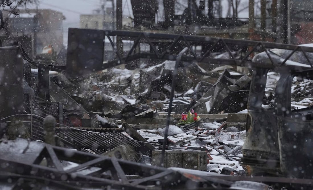 Tulipanes fueron colocados sobre los escombros de los edificios caídos, en un mercado de Wajima, prefectura de Ishikawa, que se incendió tras el terremoto que impactó el 1 de enero. FOTO: AP