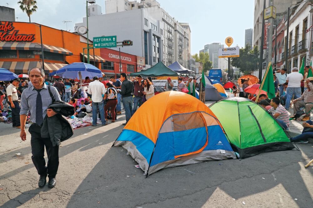 A los manifestantes se les dijo que el secretario de Gobernación está ocupado y no los puede atender, por lo que permanecen afuera del Palacio de Cobián ()