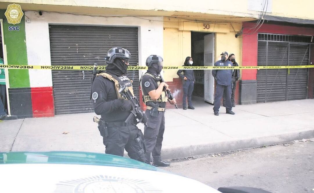Elementos de la Secretaría de Seguridad Ciudadana y de la FGJ catearon inmuebles ubicados en Tepito y la Morelos, donde aseguraron drogas y detuvieron a presuntos narcomenudistas. Foto: Especial