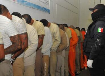 Trasladan a 180 presos mexiquenses de alta peligrosidad a penales de Guanajuato y Morelos