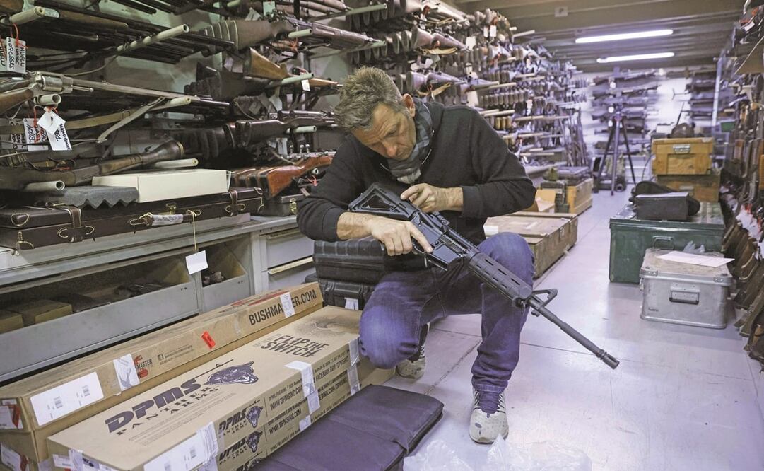 Hay dos tipos de armas en una producción: reales y copias detalladas. Foto: AFP