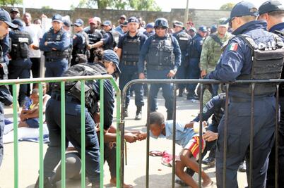 Se enfrenta policía con migrantes que bloqueaban estación en Chiapas