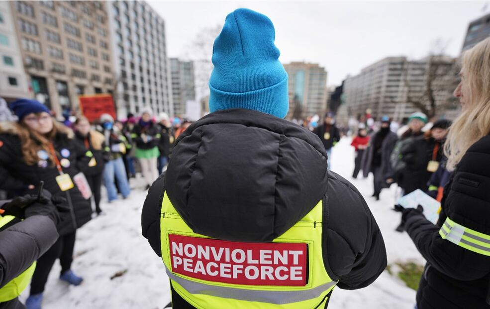 Un activista se dirige a un grupo de personas en la plaza Farragut previo al inicio de la Marcha del Pueblo, el sábado 18 de enero de 2025, en Washington. Foto: AP