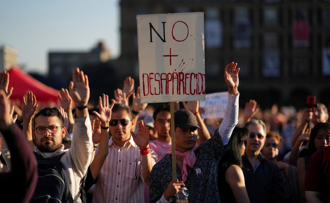 Manifestantes asisten a una vigilia en el Zócalo, la plaza principal de la Ciudad de México, en memoria de las víctimas cuyos restos óseos fueron descubiertos en un rancho del estado de Jalisco (15/03/25). Foto: AP