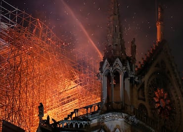 Estructura de la catedral de Notre Dame de París "está a salvo"