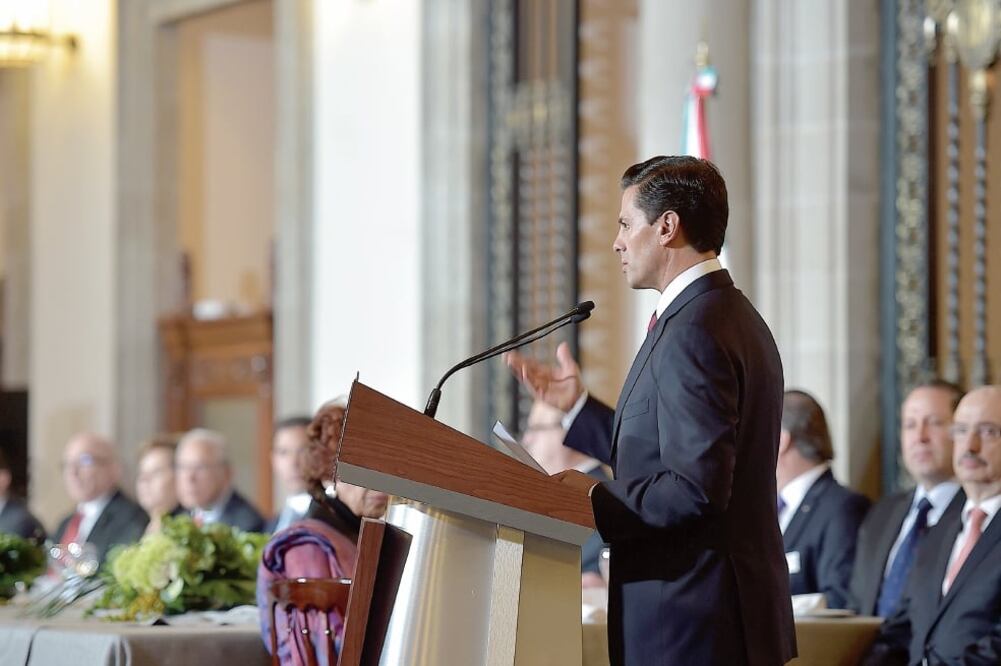 Al reunirse en Palacio Nacional con el cuerpo diplomático mexicano, el presidente Enrique Peña Nieto explicó que con respecto al TLCAN su gobierno busca rá acuerdos que den certidumbre a la inversión y al comercio entre México, Canadá y EU (PRESIDENCIA)