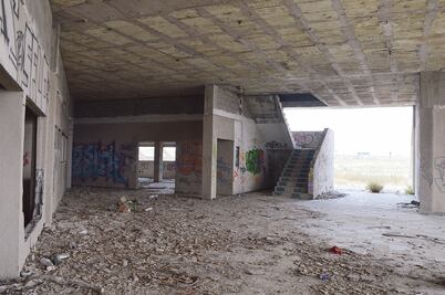 La pirámide desolada: el cuartel que nunca se usó