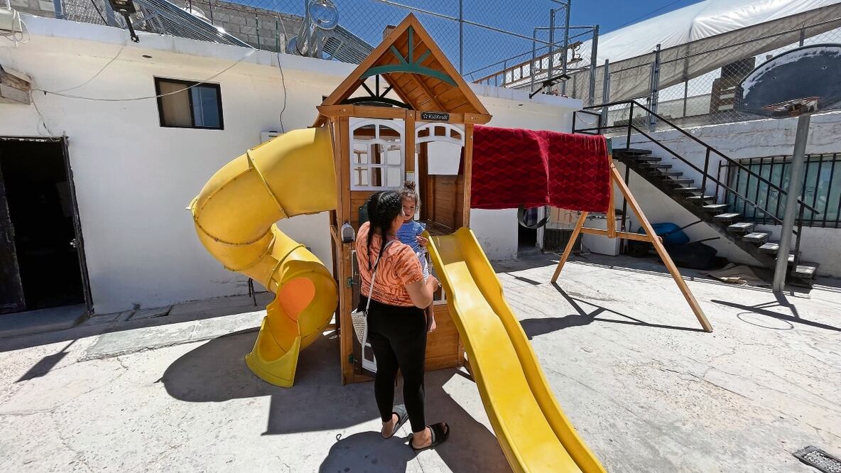 Mónica y su hija esperan en un albergue de Ciudad Juárez una oportunidad para solicitar asilo en Estados Unidos de manera legal. Foto: de Paola Gamboa. El Universal