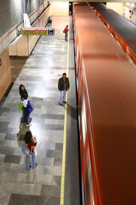 Vista del andén del metro Tacuba, de la línea 7 del STC Metro. Archivo EL UNIVERSAL.