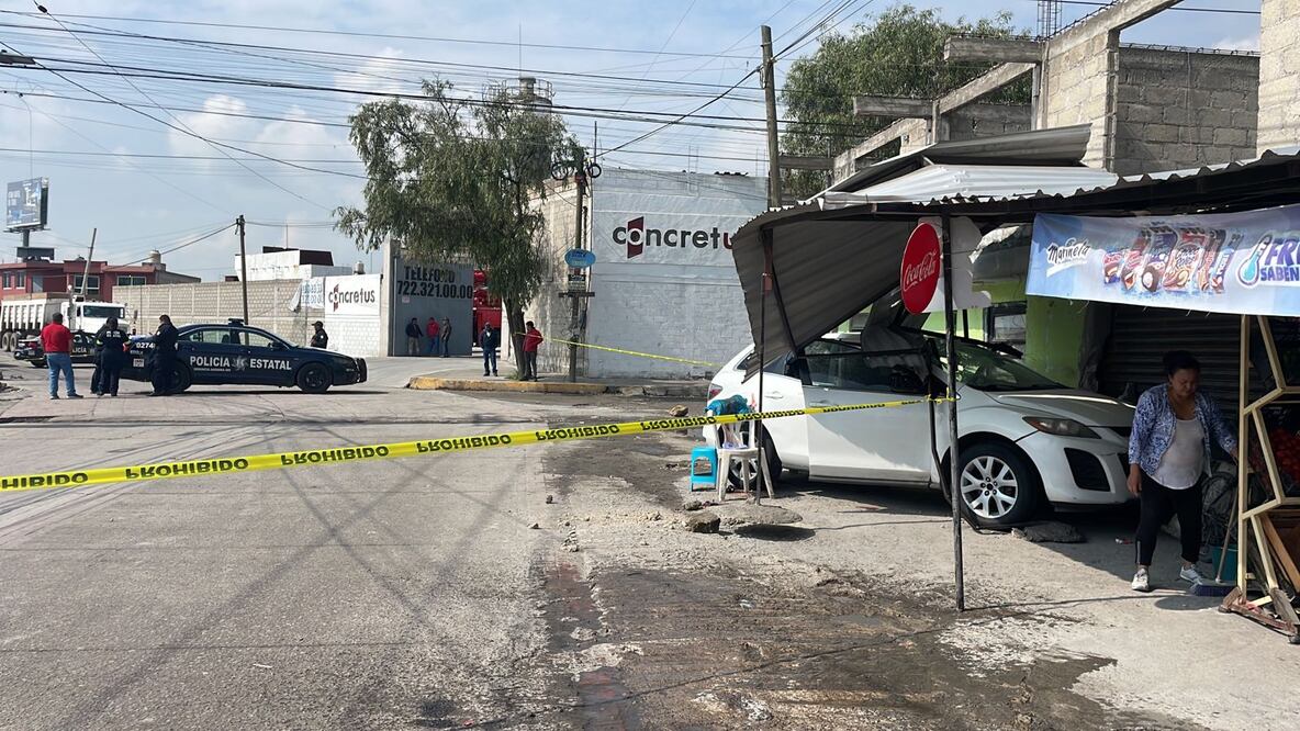 Foto: Especial/El Universal/ La agresión provocó que el conductor perdiera el control e impactara con un negocio